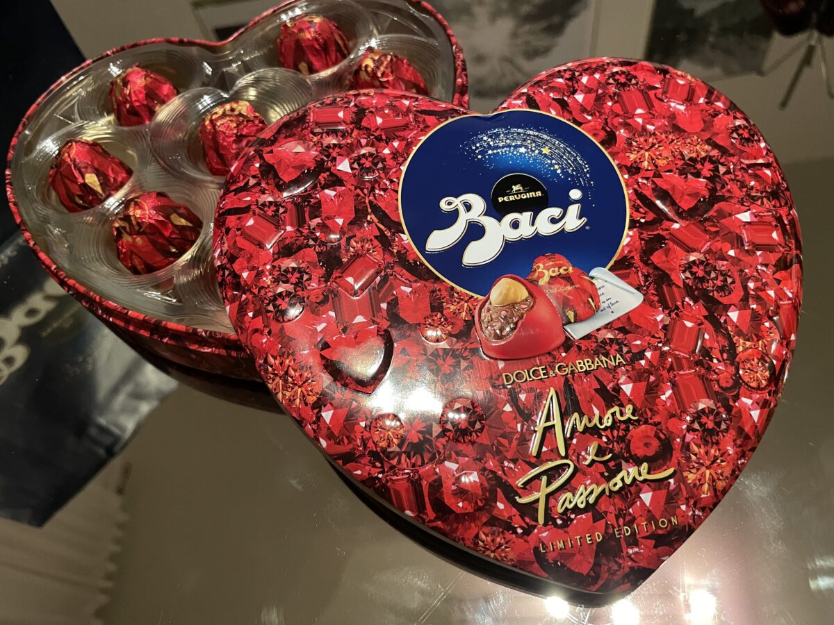 Regali dolci a San Valentino? La limited edition Dolce&Gabbana di Baci Perugina