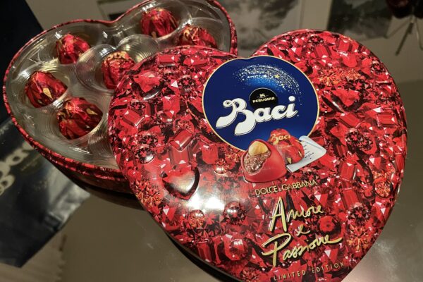 Regali dolci a San Valentino? La limited edition Dolce&Gabbana di Baci Perugina