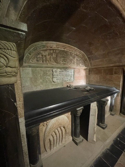 Le tombe socchiuse di Mandelieu-la-Napoule