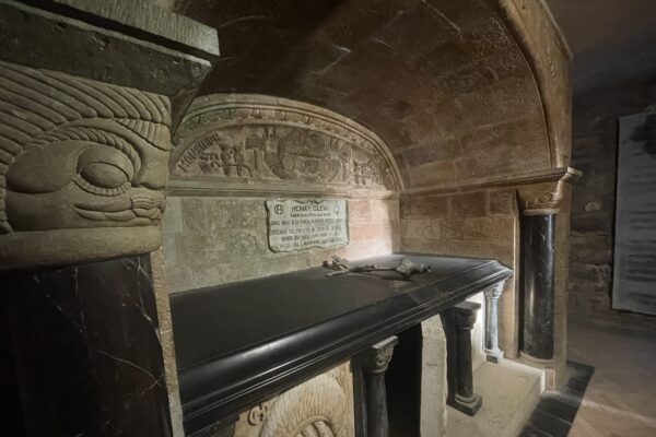 Le tombe socchiuse di Mandelieu-la-Napoule