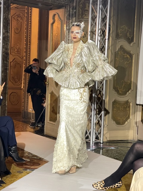 Samir Kerzabi svela la collezione HEDERA.
La collezione si ispira alla bellezza dell'edera, alla forza gentile, alla longevità e alla perseveranza.
La visione del designer Samir Kerzabi è rivolta verso un'autentica modernità ispirata alle sue tradizioni e radici algerine e nordafricane.
Nato a Orano, in Algeria, Samir Kerzabi si evolve tra creatività artistica e un ambiente impregnato di ricche tradizioni di abbigliamento dovute alle origini tlemceniane della sua famiglia. Le sue prime creazioni di moda nascono in tenera età. Samir Kerzabi inizia il suo progetto creativo e si forma nel fashion design senza interrompere gli studi universitari. Ha partecipato a molte sfilate internazionali come Tunisia, Camerun, Francia, Belgio, Dubai, Corea del Sud, Libano. Le creazioni dai colori caldi arricchite da ricami sofisticati e abiti strutturati di Samir Kerzabi mescolano il senso dell'architettura e il gusto per un connubio riuscito che rende il suo stile immediatamente riconoscibile