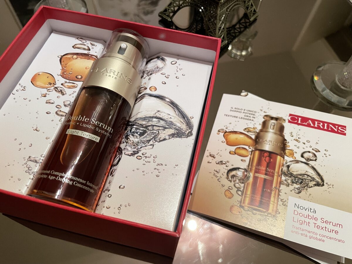 Perché Double Serum Light Texture di Clarins è l'aggiunta perfetta alla vostra routine di cura della pelle