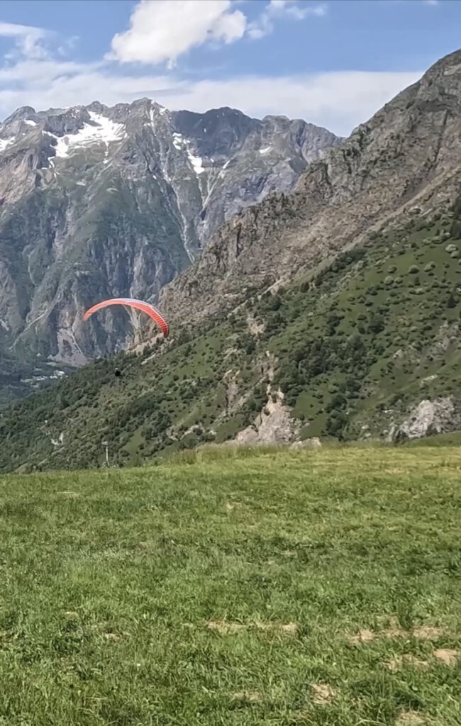 Parapendio a Les 2 Alpes: vola tra le vette delle Alpi e scopri un'esperienza indimenticabile