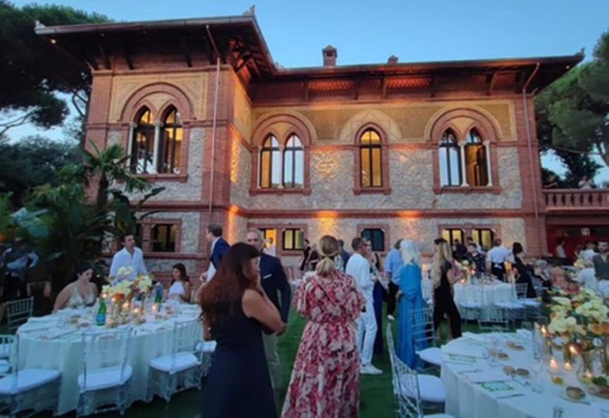 Raffaela D’Angelo sfila nel giardino di Villa Alpebella, residenza versiliana di Andrea Bocelli