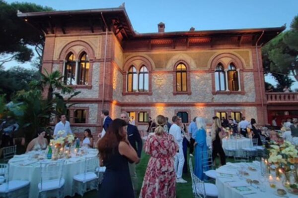 Raffaela D’Angelo sfila nel giardino di Villa Alpebella, residenza versiliana di Andrea Bocelli