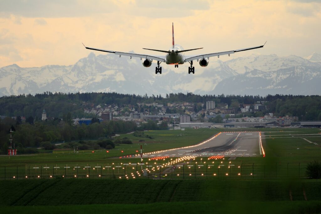 un viaggio in aereo di lunga durata può essere un'esperienza sfidante, ma la buona notizia è che ci sono molte strategie che possono rendere l'esperienza molto più gestibile.