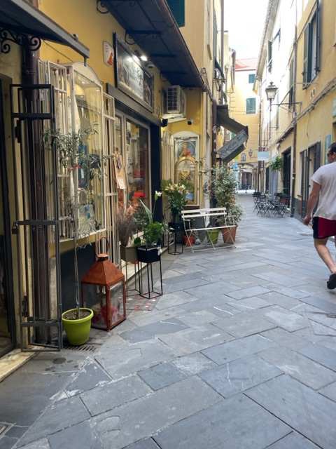 Esplorando Alassio: una guida completa ai tesori della Riviera Ligure