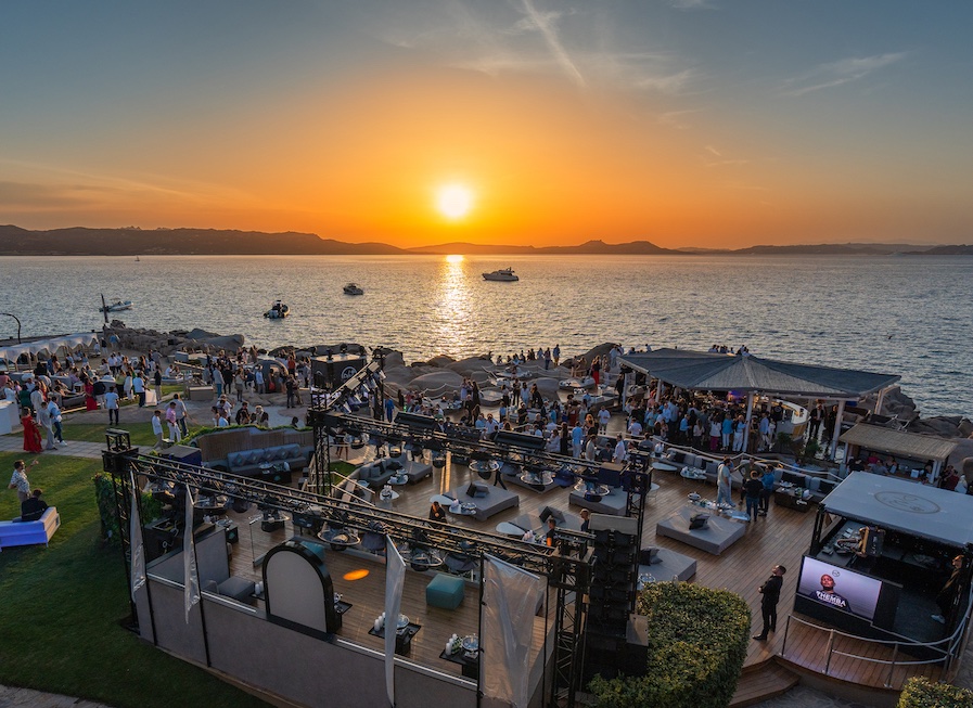 Phi Beach closing season party con Themba