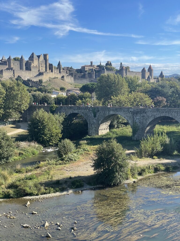 Le Pont Vieux a Carcassonne: un viaggio nel tempo sul fiume Aude