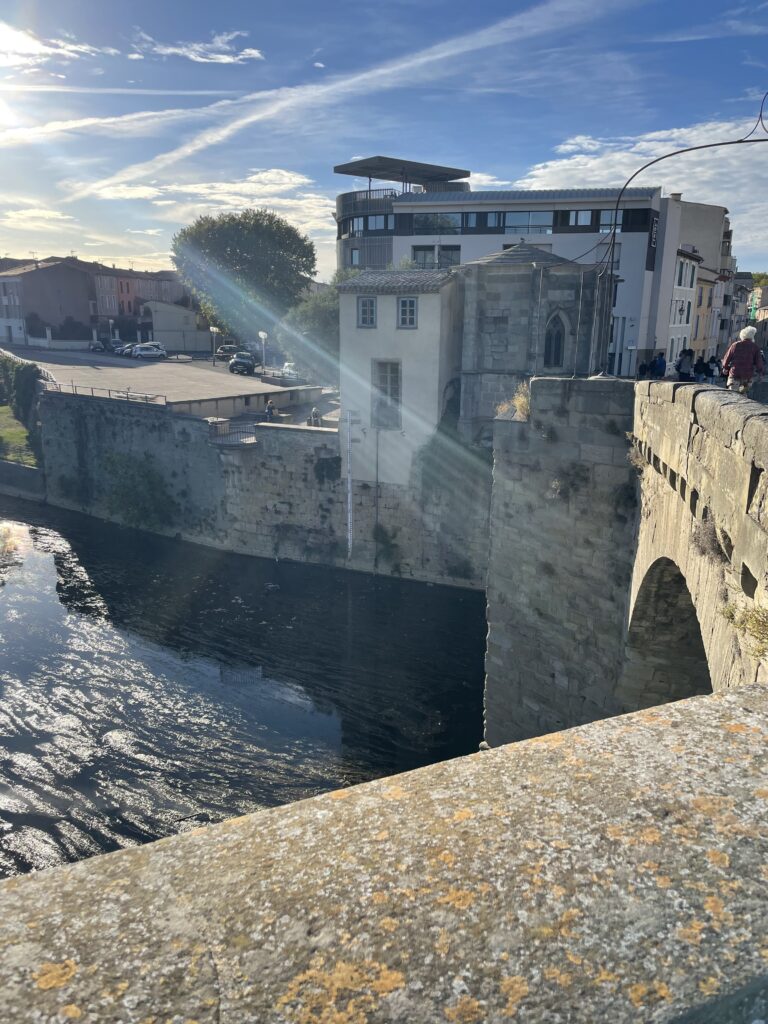 Le Pont Vieux a Carcassonne: un viaggio nel tempo sul fiume Aude