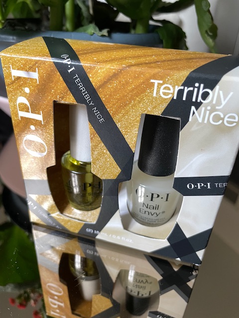 Unghie forti e sane: 5 consigli essenziali + Kit OPI "Terrible Nice"
