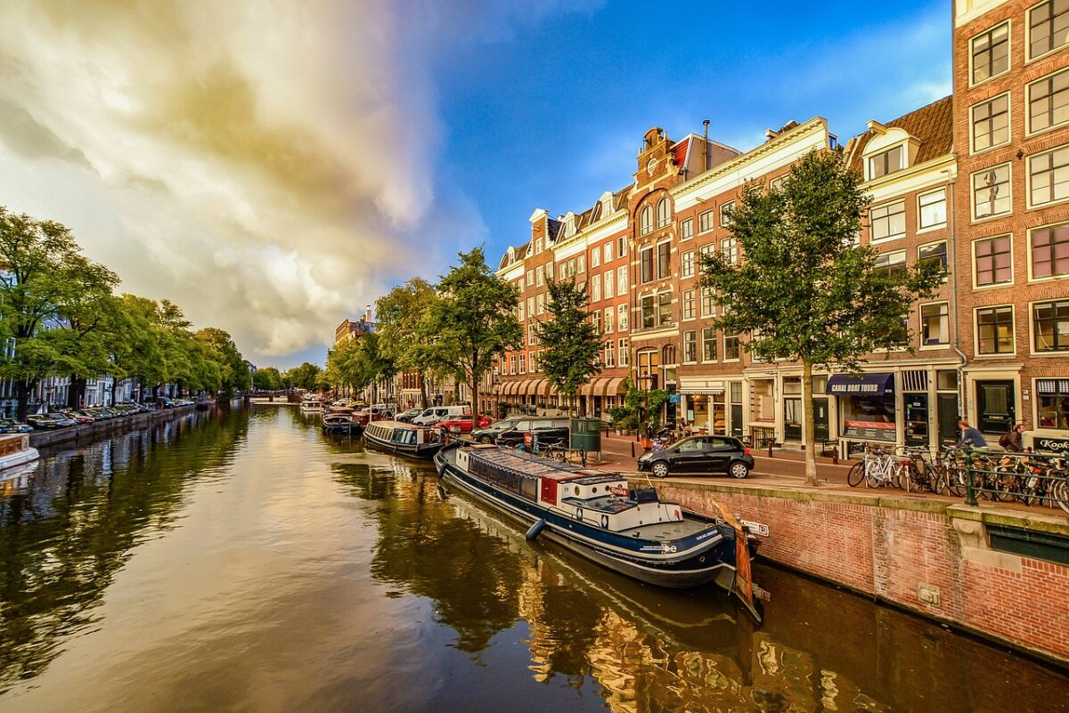 Scopri il fascino di Amsterdam in primavera: canali fioriti, romanticismo, eventi e cultura ti aspettano per un viaggio indimenticabile.