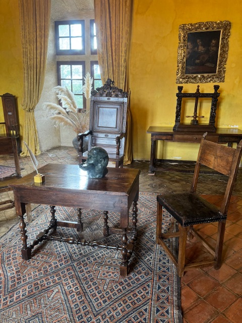 Il Castello di Lourmarin, situato nel pittoresco villaggio omonimo nel cuore della Provenza, è una delle gemme storiche più affascinanti del sud della Francia. Primo castello rinascimentale della regione, la sua storia ricca e complessa si intreccia con la bellezza architettonica e l'importanza culturale che ha acquisito nel corso dei secoli.
Le Origini Medievali e il Rinascimento
Le Radici Medievali
Il Castello di Lourmarin ha origini che risalgono al XII secolo, quando una fortezza fu eretta sul sito per difendere il territorio. Tuttavia, la parte più antica del castello attuale fu costruita solo nel XV secolo da Foulques d'Agoult. Questa sezione medievale, robusta e austera, rappresenta le radici militari del castello, costruito per resistere agli attacchi e dominare il paesaggio circostante.
L'Espansione Rinascimentale
A partire dal 1526, Louis d'Agoult-Montauban e sua moglie, Blanche de Lévis-Ventadour, iniziarono la costruzione dell'ala rinascimentale del castello. Questo periodo segnò una trasformazione significativa, introducendo elementi di stile e raffinatezza che caratterizzano il Rinascimento. L'ala rinascimentale, con le sue finestre eleganti, le scale monumentali e le sale decorate, riflette l'influenza italiana e il desiderio dei proprietari di creare una residenza di prestigio.
Dal Declino alla Rinascita
Abbandono e Degrado
Alla fine del XVI secolo, il castello passò nelle mani della famiglia Créqui-Lesdiguières. Tuttavia, la struttura cominciò a cadere in rovina, occupata solo dai fattori che gestivano i terreni circostanti. Durante la Rivoluzione Francese, il castello scampò miracolosamente alla distruzione, ma continuò a deteriorarsi nel corso del XIX secolo. L'ala rinascimentale fu trasformata in fienile, mentre il resto del castello divenne un rifugio per viandanti e zingari.
La Salvezza di Robert Laurent-Vibert
Nel 1920, il castello fu messo all'asta per essere utilizzato come cava di pietra. Fu allora che Robert Laurent-Vibert, un industriale di Lione, lo scoprì e decise di acquistarlo. Affascinato dai resti della residenza, Laurent-Vibert si impegnò a restaurarla dal 1921 al 1923, utilizzando documenti storici e impiegando artigiani locali di Lourmarin. Grazie ai suoi sforzi, il castello fu riportato al suo antico splendore.
Un Centro Culturale Vibrante
La Fondazione Lourmarin Robert Laurent-Vibert
Dopo la tragica morte di Robert Laurent-Vibert nel 1925, il castello fu lasciato in eredità all'Accademia delle Scienze, dell'Agricoltura, delle Arti e delle Belle Lettere di Aix-en-Provence, con l'obiettivo di creare una fondazione culturale. Così nacque la Fondazione Lourmarin Robert Laurent-Vibert, riconosciuta di pubblica utilità nel 1927. La missione della fondazione è promuovere la cultura attraverso l'organizzazione di concerti, convegni, mostre e la residenza estiva di giovani artisti.
Attività e Visite
Oggi, il Castello di Lourmarin è aperto ai visitatori tutto l'anno e offre una vasta gamma di attività. Tra queste, spiccano le visite guidate che permettono di esplorare le numerose stanze arredate con mobili antichi, incisioni e oggetti d'arte. Particolarmente interessanti sono gli strumenti musicali storici esposti, che testimoniano la ricca tradizione musicale della regione.
Eventi e Programmi Educativi
Il castello organizza numerosi eventi culturali, tra cui concerti di musica classica e contemporanea, conferenze su temi storici e artistici, e mostre temporanee. Inoltre, sono previste attività rivolte ai bambini, come la "Caccia al Tesoro" e il "Concorso per Giovani Scrittori", che rendono la visita al castello un'esperienza educativa e divertente per tutta la famiglia.
Robert Laurent-Vibert: Un Visionario della Cultura
Biografia e Carriera
Robert Laurent-Vibert nacque il 14 marzo 1884 a Saint-Genix-sur-Guiers, in Savoia. Dopo aver completato gli studi all'École Normale Supérieure e alla Scuola Francese di Roma, Laurent-Vibert intraprese una carriera di successo come uomo d'affari, dirigendo l'azienda di famiglia produttrice della lozione per capelli "Pétrole Hahn". La sua passione per la storia e la cultura lo portò a diventare un mecenate delle arti e un promotore di iniziative culturali.
Contributi durante la Grande Guerra
Durante la Prima Guerra Mondiale, Laurent-Vibert servì come sottotenente nel 22° reggimento di fanteria, ricevendo una delle prime Croix de Guerre con palma per il suo coraggio. La sua esperienza nell'Esercito d'Oriente lo portò a partecipare alle conferenze preliminari di pace di Spa e a contribuire alla stesura di articoli del Trattato di Versailles.
L'Acquisto e il Restauro del Castello
Durante un viaggio in Provenza nel 1920, Laurent-Vibert scoprì il Castello di Lourmarin in stato di abbandono. Decise immediatamente di acquistarlo e di intraprendere un vasto progetto di restauro, trasformando il rudere in un centro culturale vivace. Il suo lavoro ha lasciato un'impronta indelebile nella storia del castello e ha contribuito a preservare un importante patrimonio culturale per le generazioni future.
Visitare il Castello di Lourmarin
Orari di Apertura
Il Castello di Lourmarin è aperto alle visite tutto l'anno, con orari variabili a seconda della stagione:
Da maggio a settembre: dalle 10:30 alle 18:45
Da novembre a marzo: dalle 10:30 alle 12:45 e dalle 14:30 alle 17:15
Aprile e ottobre: dalle 10:30 alle 13:15 e dalle 14:30 alle 17:45
Il castello è chiuso il 25 dicembre e il 1° gennaio, e annualmente dall'8 al 19 gennaio.
Esperienze di Visita
I visitatori possono esplorare le numerose stanze arredate del castello, ammirare le collezioni di mobili antichi, incisioni e oggetti d'arte, e partecipare a visite guidate con documentazione cartacea disponibile in varie lingue. Per i più piccoli, il castello offre una caccia al tesoro, rendendo la visita un'esperienza interattiva e coinvolgente.
Conclusioni
Il Castello di Lourmarin è più di una semplice attrazione turistica; è un simbolo della storia e della cultura della Provenza. Grazie agli sforzi di Robert Laurent-Vibert e della Fondazione Lourmarin, questo magnifico castello è stato restaurato e trasformato in un centro culturale dinamico che continua a promuovere l'arte e la cultura. Una visita a Lourmarin non è completa senza esplorare questo affascinante monumento, immergendosi nella sua storia ricca e nelle sue attività culturali.