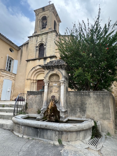 Scopri Lourmarin, un borgo pittoresco nel cuore del Luberon, dove il fascino rinascimentale del Castello si intreccia con le antiche tradizioni e la bellezza della Provenza.
