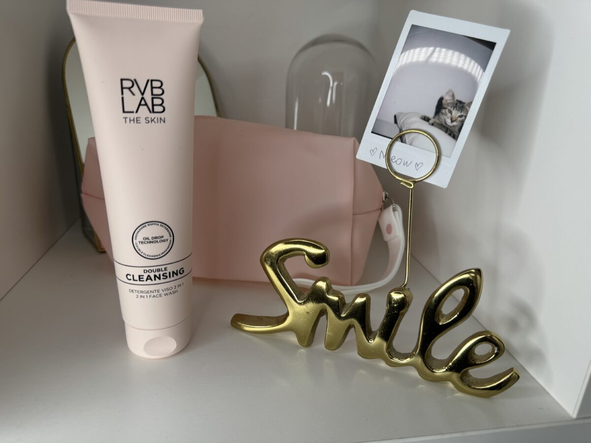 Detersione corretta: Il segreto per una pelle del viso radiosa con RVBLAB Double Cleansing