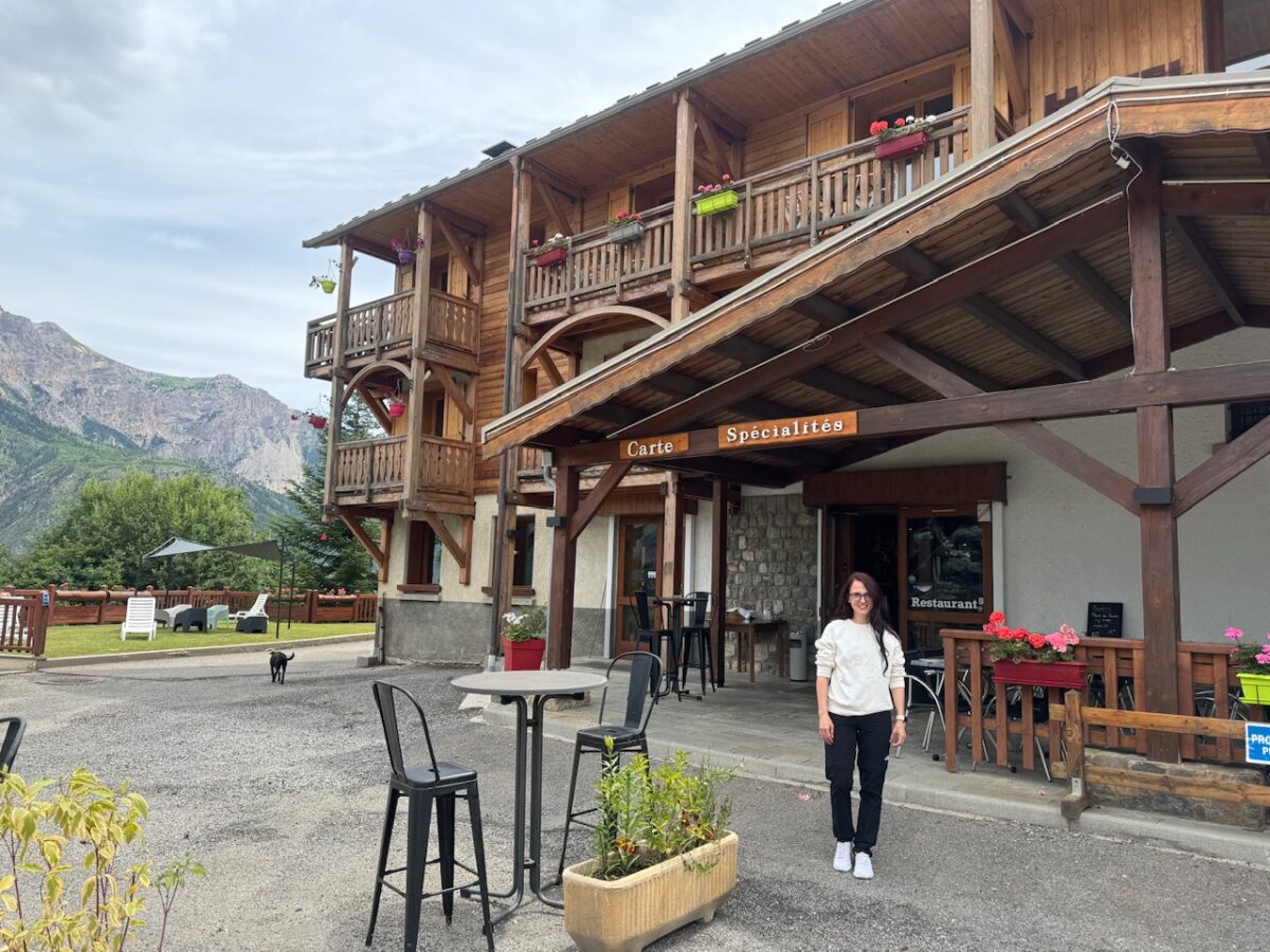 Hôtel La Pendine: pranzo delizioso con vista montagna