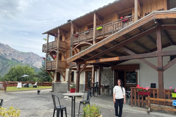 Hôtel La Pendine: pranzo delizioso con vista montagna