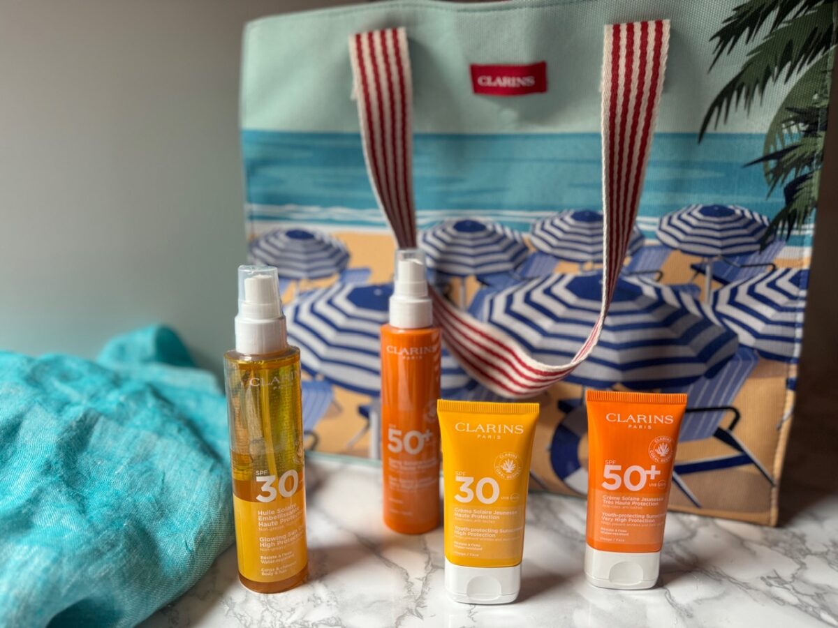 Proteggi la tua pelle dai raggi UV: la guida completa con i prodotti Clarins