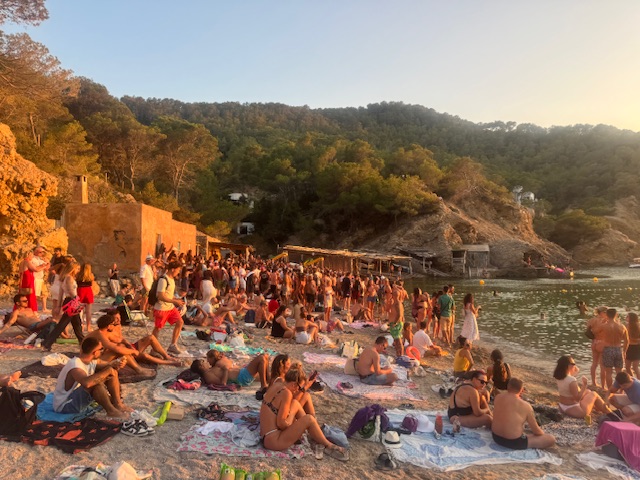 Benirràs: il santuario del Tramonto a Ibiza