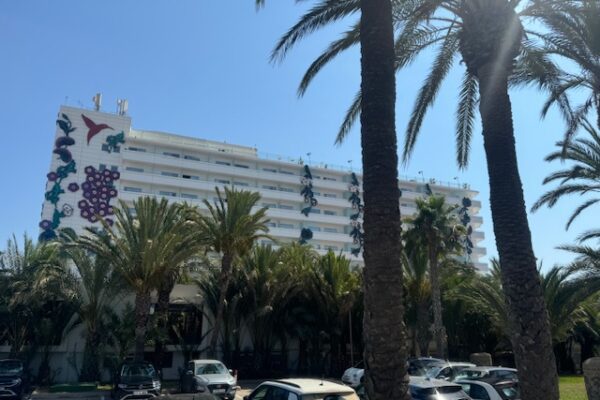 Playa d'en Bossa: la spiaggia più lunga e vivace di Ibiza