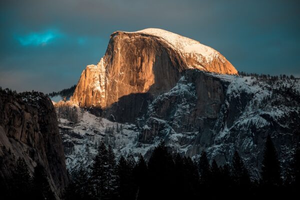 Il Parco Nazionale di Yosemite, situato nella Sierra Nevada in California, è uno dei luoghi naturali più spettacolari e iconici degli Stati Uniti. Questo parco copre oltre 3.000 chilometri quadrati di paesaggi mozzafiato, inclusi imponenti canyon, cascate spettacolari e le famose sequoie giganti. Grazie alla sua straordinaria bellezza, Yosemite è una destinazione imperdibile per gli amanti della natura e per chiunque desideri vivere un’avventura indimenticabile. La Storia e le Meraviglie del Parco Nazionale di Yosemite Yosemite fu dichiarato parco nazionale nel 1890, e da allora è diventato una delle destinazioni più visitate al mondo. Il parco è famoso per le sue imponenti formazioni granitiche come l'Half Dome e l'El Capitan, che attirano scalatori e avventurieri da ogni angolo del globo. Le sue cascate, tra cui le Yosemite Falls – le più alte del Nord America – offrono uno spettacolo indimenticabile, soprattutto durante la primavera quando le acque sono più abbondanti. Oltre alle montagne e alle cascate, Yosemite ospita anche vaste foreste di sequoie giganti, tra gli alberi più antichi e imponenti del mondo. Queste maestose piante, alcune delle quali hanno oltre 3.000 anni, rappresentano uno dei tesori naturali più importanti del parco. Cosa Fare al Parco Nazionale di Yosemite Visitare Yosemite offre innumerevoli opportunità per esplorare la natura e ammirare i paesaggi mozzafiato. Tra le attività più apprezzate ci sono le escursioni a piedi, il campeggio e la fotografia naturalistica. Tra i percorsi più famosi, l'escursione verso il Glacier Point offre viste panoramiche spettacolari sull'Half Dome e sulla valle di Yosemite. Tour del Parco Nazionale di Yosemite e Giant Sequoia Walk Se desideri vivere al meglio questo straordinario parco, ti consigliamo di partecipare a un tour del Parco Nazionale di Yosemite e Giant Sequoia Walk. Questo tour, con partenza da San Francisco, ti permetterà di esplorare i punti più iconici del parco, tra cui l'Half Dome, le cascate dello Yosemite e, naturalmente, le sequoie giganti. Il tour include diverse tappe che ti consentiranno di ammirare da vicino la bellezza naturale di Yosemite. Una delle esperienze più emozionanti è la Giant Sequoia Walk, un'escursione che ti porterà nel cuore delle foreste di sequoie giganti, dove potrai camminare tra questi alberi monumentali e sentire l’energia e la maestosità di queste creature millenarie. La guida esperta ti condurrà attraverso i percorsi più suggestivi, raccontandoti la storia del parco e la sua importanza ecologica. Durante il tour, avrai anche l'opportunità di esplorare la valle di Yosemite e di ammirare da vicino le famose cascate, come le Bridalveil Falls e le Yosemite Falls, che ti lasceranno senza fiato per la loro imponenza. Il paesaggio è spettacolare in ogni stagione, ma la primavera e l'estate offrono le condizioni ideali per apprezzare al meglio le meraviglie naturali del parco. Come Prepararsi per il Tour di Yosemite Per godere appieno del tour, è consigliabile indossare abbigliamento e calzature comode, in quanto ci saranno diverse camminate durante la giornata. Non dimenticare di portare con te una macchina fotografica, poiché Yosemite offre innumerevoli opportunità per catturare immagini indimenticabili dei suoi paesaggi mozzafiato.