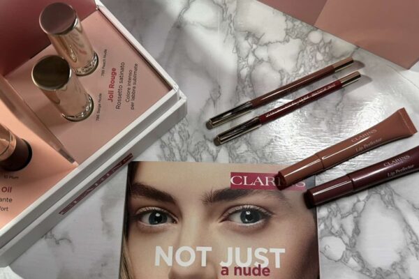 Joli Rouge: Colore, texture, durata, comfort, pigmentazione. Lip Comfort Oil: Finish, idratazione, profumo, sensazione sulle labbra. Lip Liner: Tenuta, facilità di applicazione, colore.