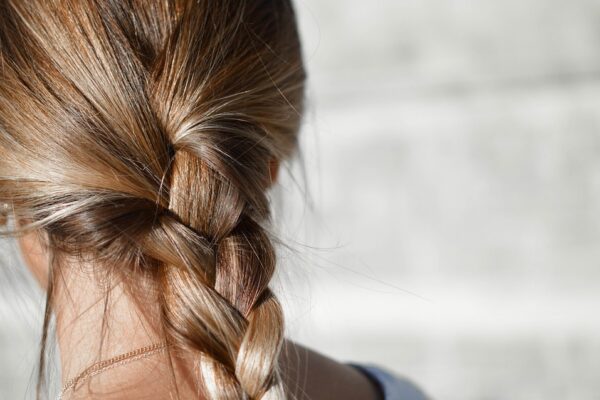 Capelli danneggiati e crespi: cosa fare per avere una chioma liscia e setosa?