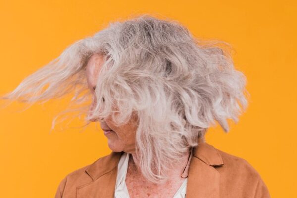 Come viene accolto il trend dei capelli grigi naturali nei saloni di Milano?