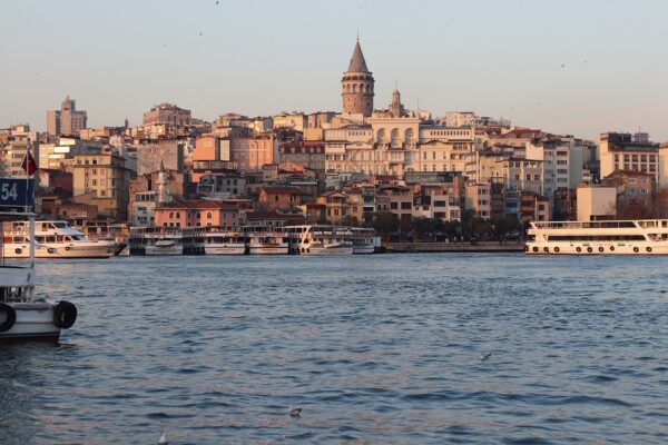 Istanbul di notte: crociera romantica sul Bosforo con cena e spettacolo