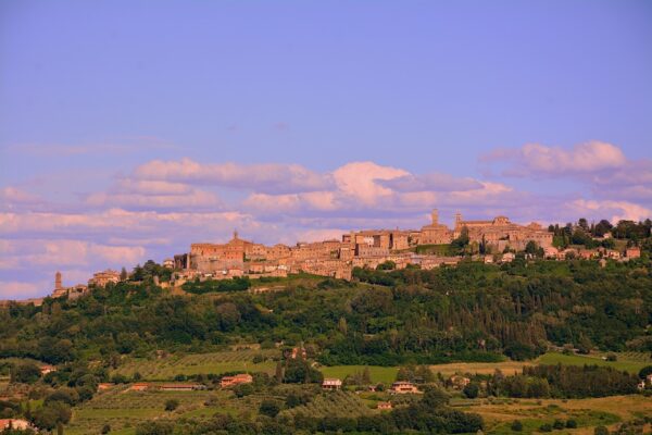 Montepulciano e Brunello: un viaggio tra vino e storia in Toscana