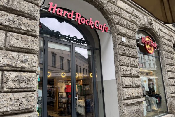 Hard Rock Cafe Milan: Il Tempio del Rock nel Cuore della Città