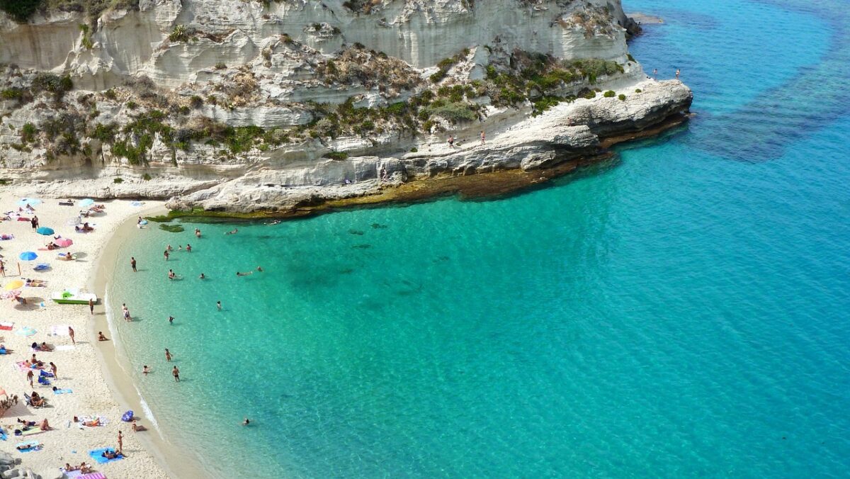 Ecco 5 destinazioni mare per Pasqua, ideali per chi cerca relax, paesaggi mozzafiato e primi assaggi d’estate.