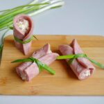 Prosciutto Cotto: 5 ricette sfiziose per stupire qualsiasi ospite Esistono dei salumi che conservano intrinsecamente delle qualità ancora oggi poco sfruttate, nonché delle potenzialità in grado di cambiare drasticamente la percezione comune attorno ad essi. Il prosciutto crudo è ad esempio annoverato tra i prodotti più raffinati della categoria in questione. Viene infatti considerato un salume versatile e “comodo”, in quanto si presta a un gran numero di ricette e combinazioni, ma questa “etichetta” non rende in alcun modo giustizia ad un salume in grado di stupire anche i più scettici ed ergersi a protagonista indiscusso di svariate preparazioni. Un prosciutto cotto di qualità è in grado di regalare delle esperienze gustative a dir poco sorprendenti, e di evolvere il pensiero che da sempre accompagna questo prodotto. Oggi sveliamo 5 ricette sfiziose che esaltano la sua delicatezza e vi permetteranno di stupire qualsiasi ospite. Roll di prosciutto cotto con mousse di melone e menta Il roll di prosciutto cotto con mousse di melone e menta è un'idea fresca e sorprendente, ideale per un buffet estivo o per aperitivi all’insegna di sapori leggeri ed eleganti. Le fette di prosciutto cotto avvolgono una mousse leggera e profumata a base di melone frullato, menta fresca e un tocco di formaggio spalmabile, dando vita a un contrasto agrodolce che stupirà i vostri ospiti e che riuscirà a catturare il palato di tutti. Da non sottovalutare poi le sfumature di freschezza date dalla menta, che danno alla ricetta un’identità peculiare e affascinante. Insalata di asparagi, prosciutto cotto croccante e uovo poché Questa insalata è un piatto unico e leggero ma ricco di sapore e stratificazioni gustative. Gli asparagi cotti al vapore e ancora croccanti si incontrano armoniosamente con striscioline di prosciutto cotto rese croccanti in padella e un uovo poché dal cuore morbido. Un condimento leggero a base di limone e olio extravergine d'oliva lega gli ingredienti in un'armonia di consistenze e sapori, riuscendo allo stesso tempo ad esaltare un piatto deliziosamente complesso e ricco di sfumature. Involtini di prosciutto cotto con ricotta, noci e spinaci Gli involtini di prosciutto cotto con ricotta, noci e spinaci sono un antipasto elegante e piuttosto facile da preparare. In sostanza occorre farcire le fette di prosciutto cotto con un ripieno cremoso di ricotta, spinaci saltati in padella e noci tritate. Una volta fatto questo è necessario arrotolare delicatamente e servire con un filo d'olio extravergine d'oliva, senza dimenticare una spolverata di parmigiano che riuscirà a dare quella spinta in più a piatto. L'equilibrio tra la dolcezza del prosciutto, la freschezza degli spinaci e la croccantezza delle noci creerà un'esplosione di sapori davvero soddisfacente. Quiche al prosciutto cotto, funghi e Gruyère Questa quiche è un finger food ideale per un aperitivo o come entrée sfiziosa, e che sfoggia un’eleganza gustativa davvero impressionante. Un guscio di pasta brisée croccante racchiude un ripieno cremoso di uova, panna, prosciutto cotto a cubetti, funghi trifolati e Gruyère grattugiato, dando vita a un’esperienza sorprendentemente deliziosa. La sapidità del prosciutto si sposa alla perfezione con il gusto terroso dei funghi e la dolcezza fondente del formaggio, mentre la pasta brisée offre una consistenza friabile soddisfacente e in grado di “confezionare” al meglio la preparazione. Polpette di pane e prosciutto cotto con crema di Parmigiano Le polpette con prosciutto cotto sono un modo originale e gustoso per riciclare il pane raffermo, valorizzando, allo stesso tempo, le qualità del prosciutto cotto. Le polpette vengono abbondantemente arricchite da prosciutto tritato finemente, dopodiché vengono cotte al forno o fritte e servite con una salsa cremosa al parmigiano. Si tratta di un piatto comfort food rivisitato con un tocco di eleganza, ideale per le domeniche in famiglia o se si vuole stupire i propri familiari con un una combinazione di sapori vivace e deliziosa.