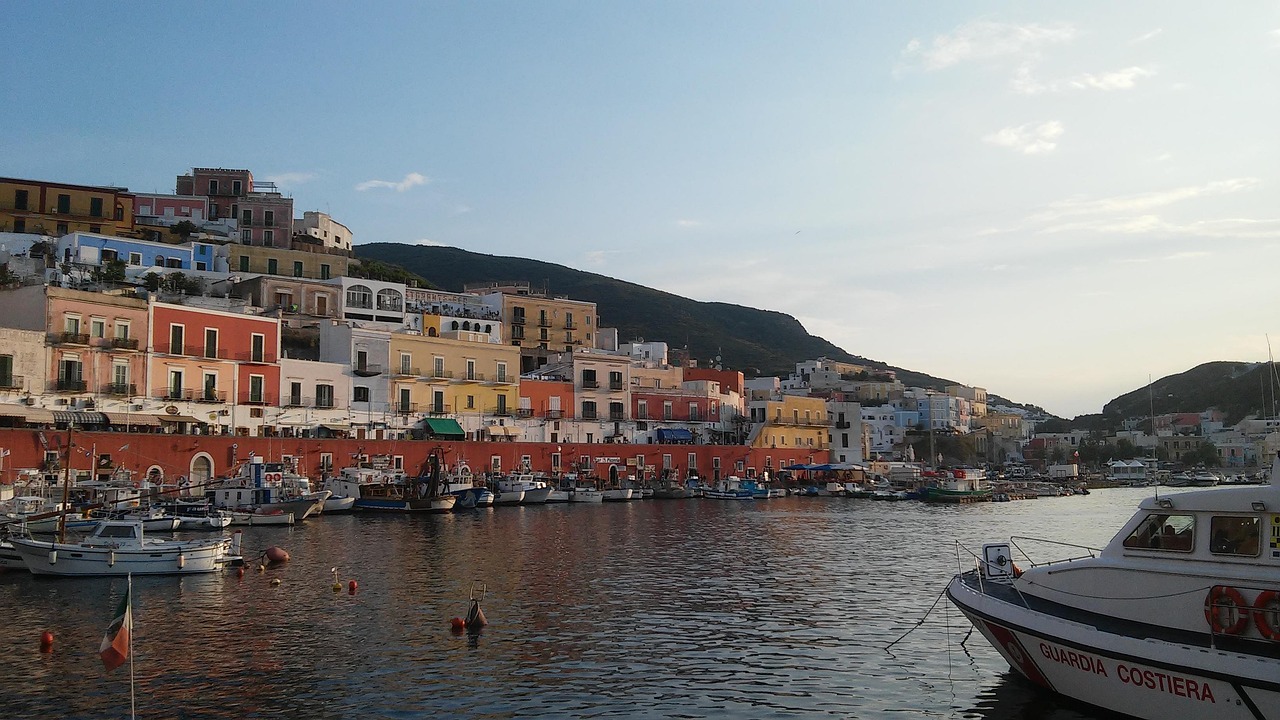 3 isole meno turistiche: Ponza, Capraia, Asinara