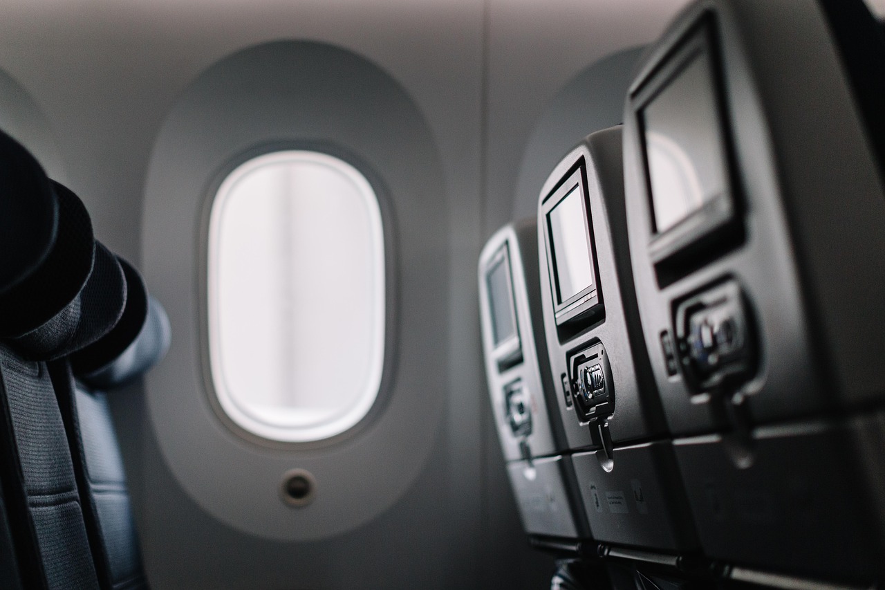 Routine beauty anti-disidratazione da aeroporto: come salvare la pelle in volo