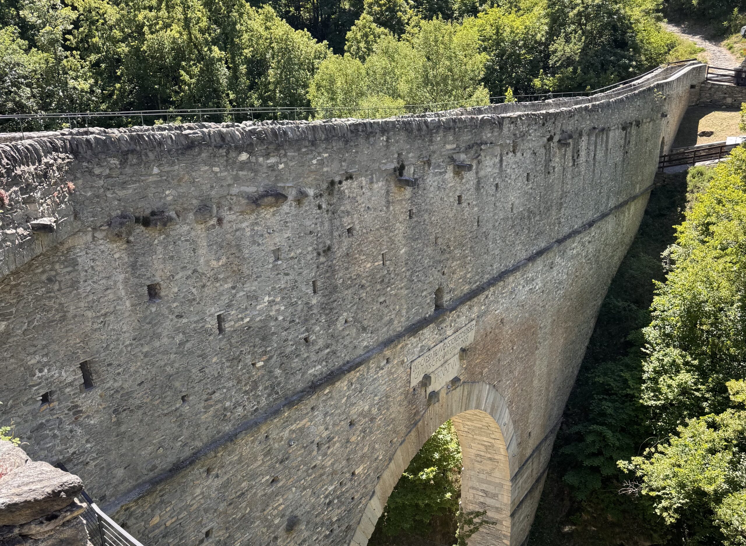 Ponte-Acquedotto Romano di Pont d’Ael: Un Capolavoro di Ingegneria Sospeso nel Tempo