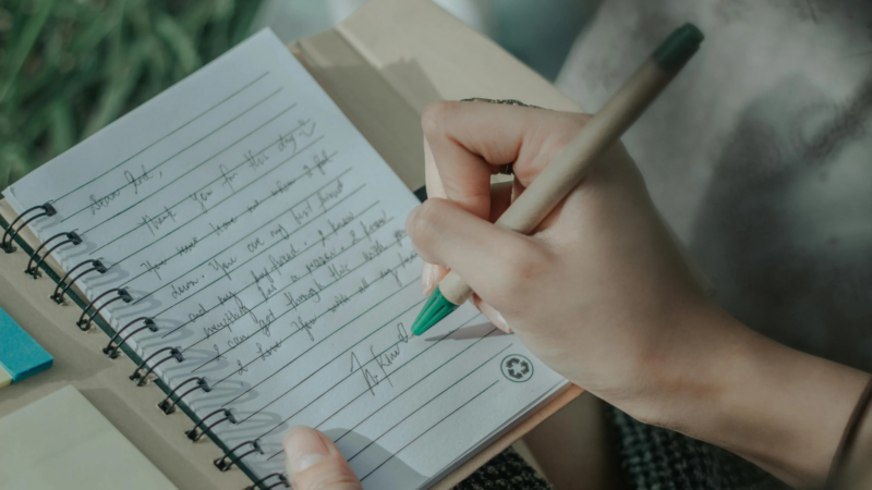 Journaling Serale: 10 minuti per trasformare l’ansia in chiarezza e riposo profondo