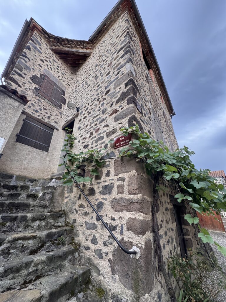 Lavoûte-Chilhac: il mio road trip in mobylette vintage tra i borghi dell’Alvernia