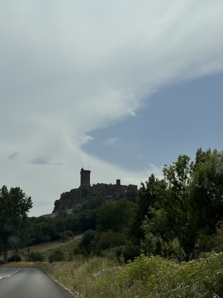 La fortezza nel cielo: perché Polignac cambierà il tuo modo di vedere i castelli