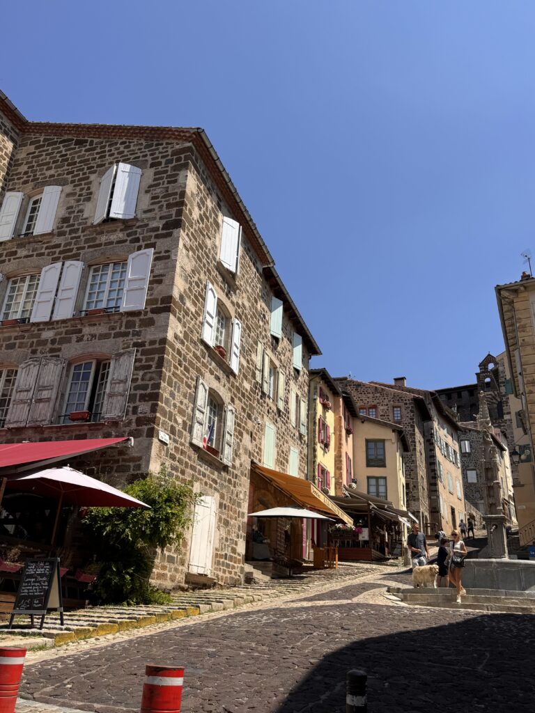 Le Puy-en-Velay: tra la Cattedrale, il Rocher Saint-Michel e i vicoli del centro storico