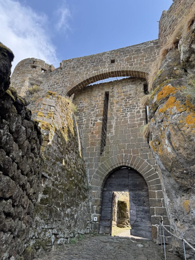 La fortezza nel cielo: perché Polignac cambierà il tuo modo di vedere i castelli