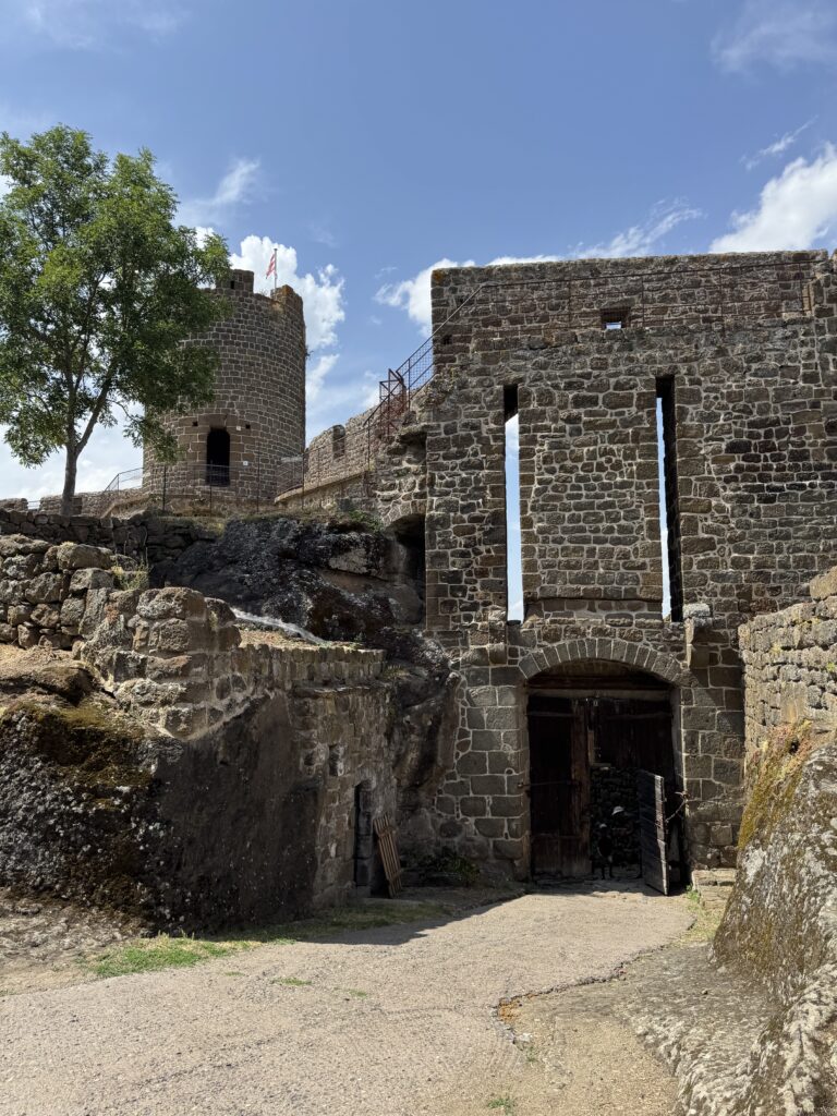 La fortezza nel cielo: perché Polignac cambierà il tuo modo di vedere i castelli