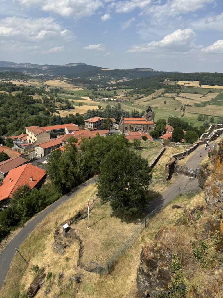 La fortezza nel cielo: perché Polignac cambierà il tuo modo di vedere i castelli