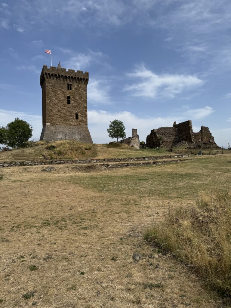 La fortezza nel cielo: perché Polignac cambierà il tuo modo di vedere i castelli