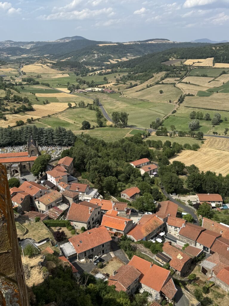 La fortezza nel cielo: perché Polignac cambierà il tuo modo di vedere i castelli