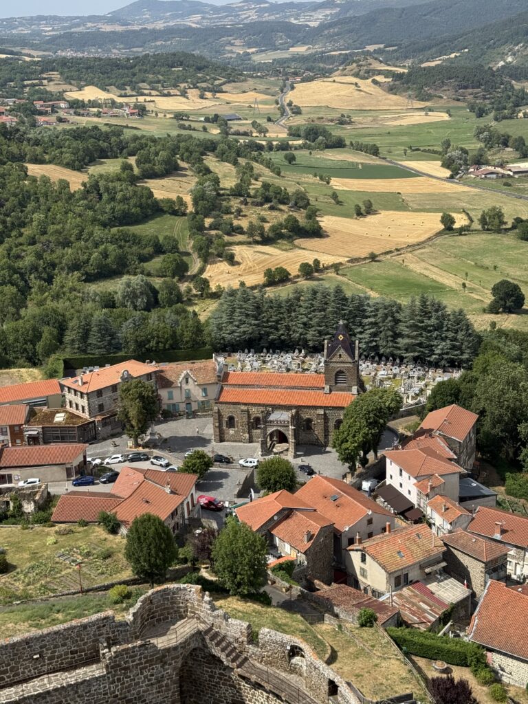 La fortezza nel cielo: perché Polignac cambierà il tuo modo di vedere i castelli