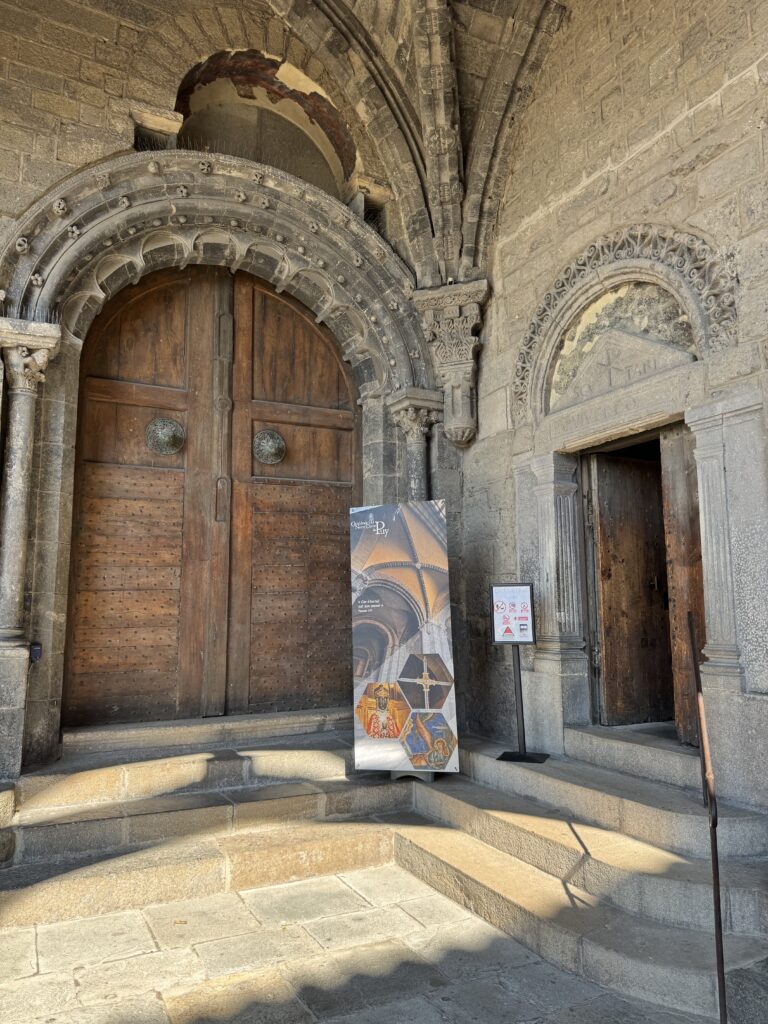 Le Puy-en-Velay: tra la Cattedrale, il Rocher Saint-Michel e i vicoli del centro storico