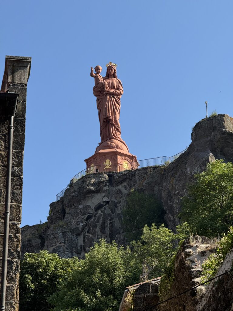 Le Puy-en-Velay: tra la Cattedrale, il Rocher Saint-Michel e i vicoli del centro storico