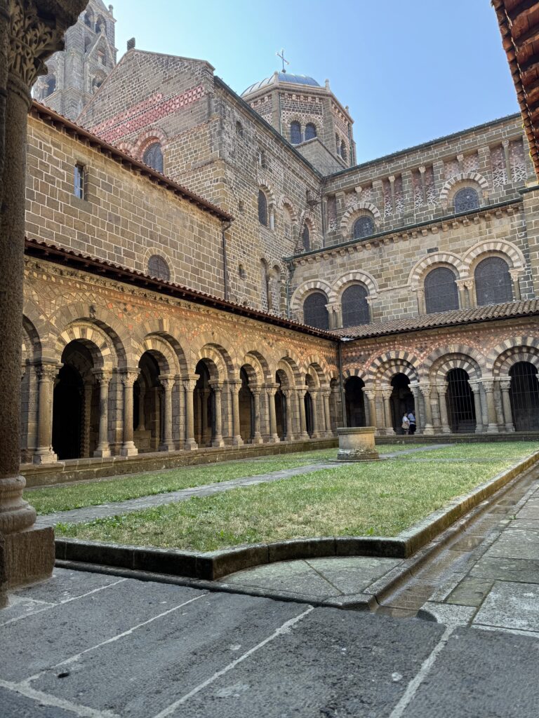 Le Puy-en-Velay: tra la Cattedrale, il Rocher Saint-Michel e i vicoli del centro storico