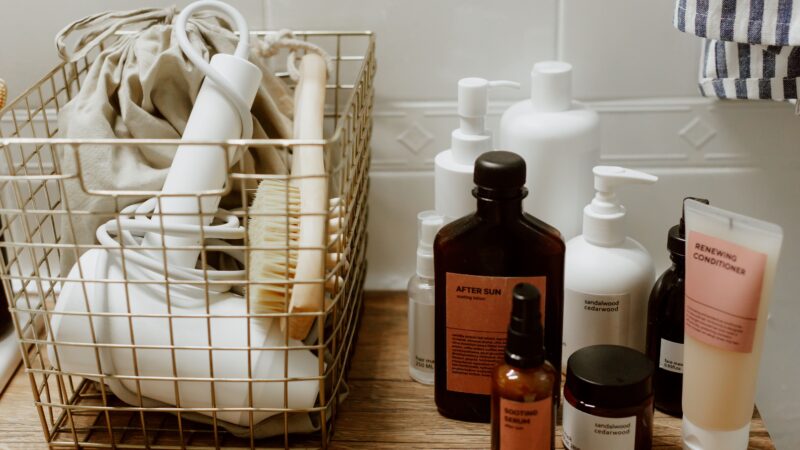 Beauty case essenziale da bagaglio a mano: i prodotti solidi e multitasking per viaggiare leggeri senza rinunciare alla routine